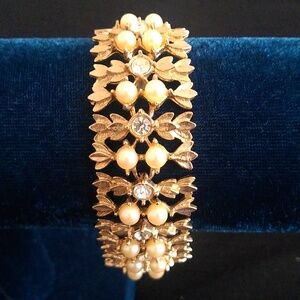 Vintage Sarah Coventry Royal Highness Gold Tone Pearl/Rhinestone Bracelet 7"